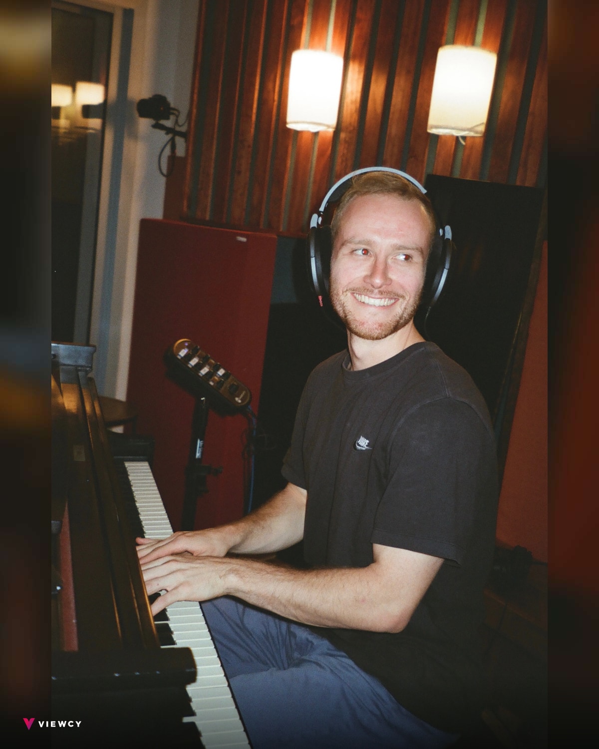 EVAN MAIN – Jules Gardner – Charlie Lincoln – Steven Crammer – Set and Session - Close Up