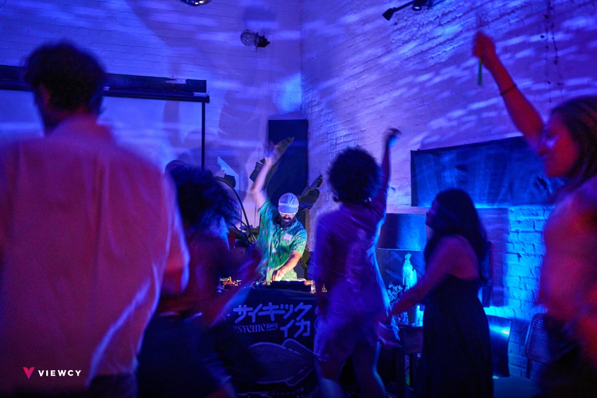 Misc Connections: A Purely Analog Olio House Party (Day 2) - The Lighthouse
