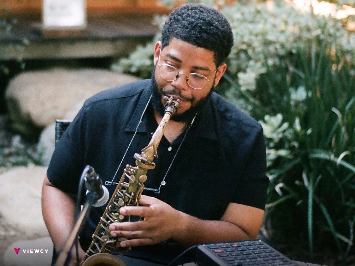 DEVIN DANIELS - Close Up